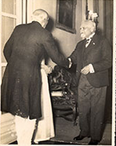 Prominent-Degnitaries/Ranaji-returned-to-idependent-India-at-New Delhi/thumb/Ranaji-at-NEw-Delhi-as-State-Guest-with-Jawaharlal-Nehru-and-others-1947-5thb.jpg
